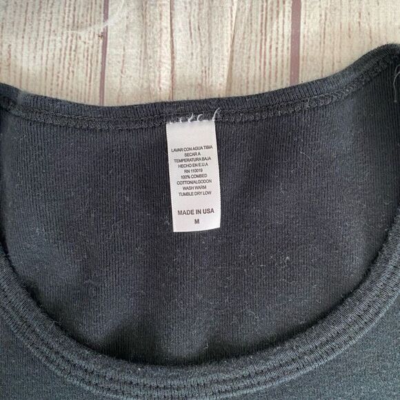 Women scoopneck Longsleeve black top w/studded Love on front of top - Picture 6 of 9